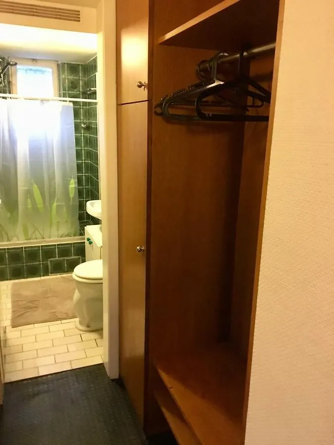 Optimale Lage In Stuttgart-Vaihingen: Einfache Wohnung Im Souterrain シュトゥットガルト