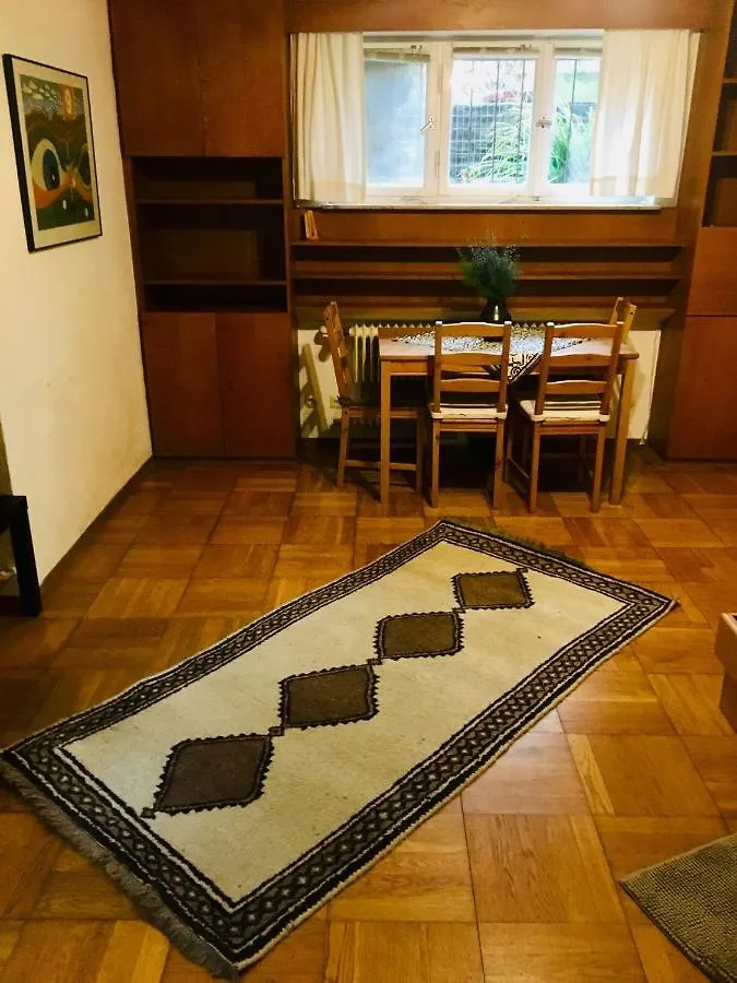 Optimale Lage In Stuttgart-Vaihingen: Einfache Wohnung Im Souterrain 0*, シュトゥットガルト ドイツ